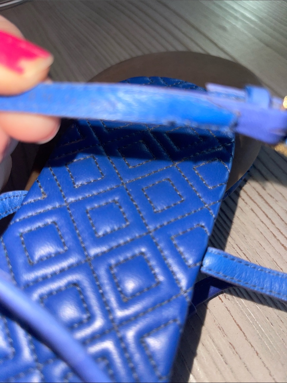 Tory Burch Navy Quilted T-Strap Sandals with Gold Logo - Picture 4 of 4